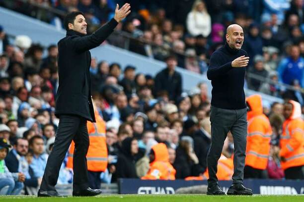 Manchester City vs. Arsenal. Na fotke Mikel Arteta a Pep Guardiola.