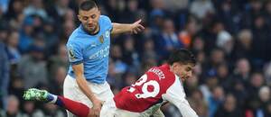 V súboji o loptu zľava záložník Man City Mateo Kovačić a útočník Arsenalu Kai Havertz počas zápasu Manchester City FC vs. Arsenal FC na Etihad Stadium v 5. kole Premier League 2024/2025