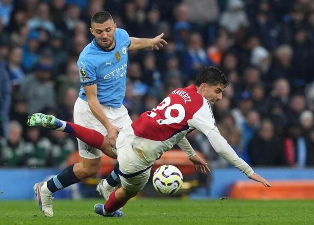 V súboji o loptu zľava záložník Man City Mateo Kovačić a útočník Arsenalu Kai Havertz počas zápasu Manchester City FC vs. Arsenal FC na Etihad Stadium v 5. kole Premier League 2024/2025