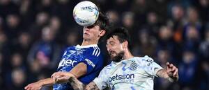 Ofenzívny záložník Nico Paz (Como) a obranca Francesco Acerbi (Inter) v hlavičkovom súboji o loptu počas prvého semifinálového zápasu Como 1907 vs. Inter Miláno v rámci Talianskeho pohára 2025/2026