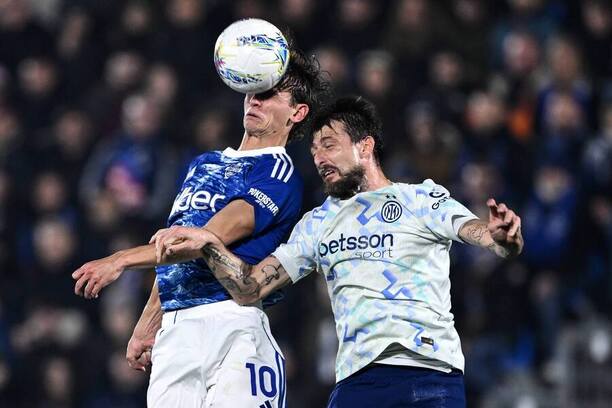Ofenzívny záložník Nico Paz (Como) a&nbsp;obranca Francesco Acerbi (Inter) v&nbsp;hlavičkovom súboji o&nbsp;loptu počas prvého semifinálového zápasu Como 1907 vs. Inter Miláno v&nbsp;rámci Talianskeho pohára 2025/2026