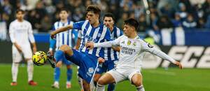 Alavés vs. Real Madrid. Na fotke Denis Suárez (Alavés) a Arda Güler (Real).