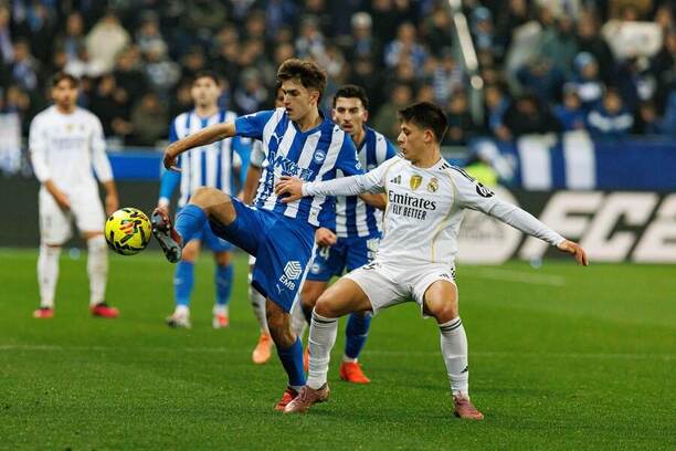 Alavés vs. Real Madrid. Na fotke Denis Suárez (Alavés) a&nbsp;Arda Güler (Real).