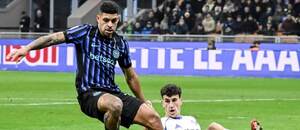 Zľava záložník Interu Luis Henrique a obranca Como Jacobo Ramón počas zápasu Inter Miláno vs. Como 1907 v 14. kole talianskej Serie A