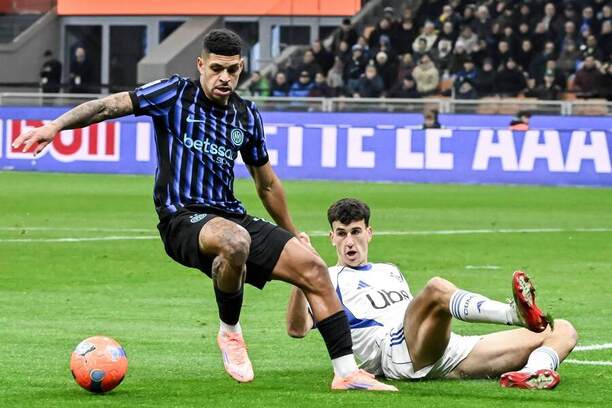 Zľava záložník Interu Luis Henrique a&nbsp;obranca Como Jacobo Ramón počas zápasu Inter Miláno vs. Como 1907 v&nbsp;14. kole talianskej Serie A