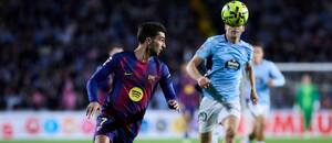 V popredí útočník Barcelony Ferran Torres uniká hráčom Celty počas zápasu Celta de Vigo vs. FC Barcelona v novembrovom 12. kole španielskej La Ligy 2025/2026