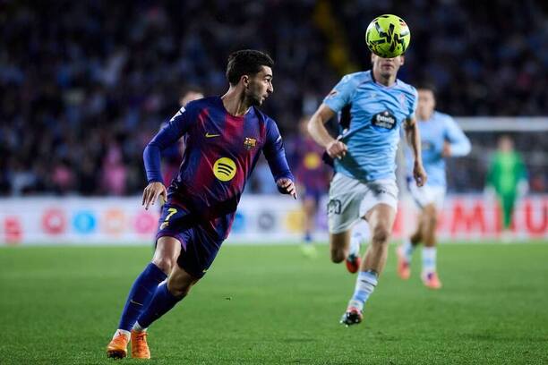 V popredí útočník Barcelony Ferran Torres uniká hráčom Celty počas zápasu Celta de Vigo vs. FC Barcelona v&nbsp;novembrovom 12. kole španielskej La Ligy 2025/2026