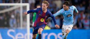Zľava záložník Barcelony Frankie de Jong a útočník Celty Pablo Durán počas zápasu Celta Vigo vs. FC Barcelona v 12. kole La Ligy 2025/26