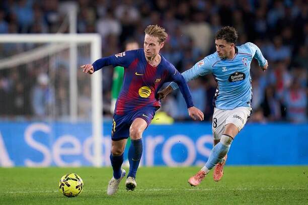 Zľava záložník Barcelony Frankie de Jong a&nbsp;útočník Celty Pablo Durán počas zápasu Celta Vigo vs. FC Barcelona v&nbsp;12. kole La Ligy 2025/26