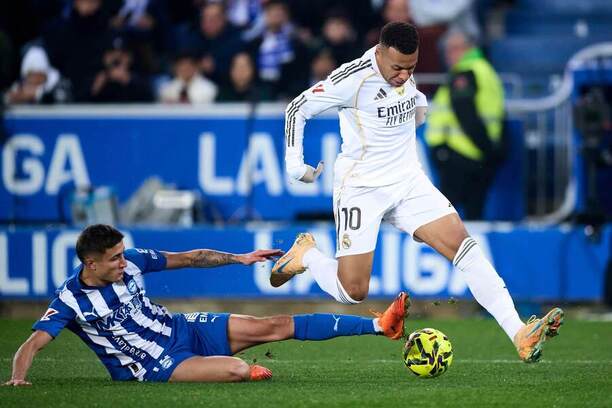 Real Madrid vs. Alavés. Na fotke Nahuel Tenaglia (Alavés) a&nbsp;Kylian Mbappé (Real).