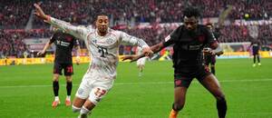 Leverkusen vs. Bayern. Na fotke Edmond Tapsoba (Leverkusen) a Michael Olise (Bayern).