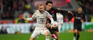 Zľava obranca Bayernu Konrad Laimer a krídelník Leverkusenu Montrell Culbreath v súboji o loptu počas zápasu Bayer 04 Leverkusen vs. FC Bayern Mníchov v 26. kole nemeckej Bundesligy 2025/2026