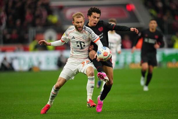 Zľava obranca Bayernu Konrad Laimer a&nbsp;krídelník Leverkusenu Montrell Culbreath v&nbsp;súboji o&nbsp;loptu počas zápasu Bayer 04 Leverkusen vs. FC Bayern Mníchov v&nbsp;26. kole nemeckej Bundesligy 2025/2026