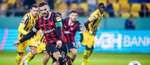 Dunajská Streda vs. Trnava. Na fotke Erik Sabo (Trnava) zahráva pokutový kop.