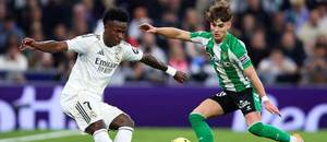Real Madrid vs. Betis. Na fotke Vinícius Júnior (Real Madrid) a Ángel Ortiz (Betis) v súboji o loptu.