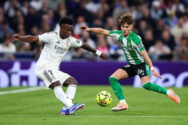 Real Madrid vs. Betis. Na fotke Vinícius Júnior (Real Madrid) a&nbsp;Ángel Ortiz (Betis) v&nbsp;súboji o&nbsp;loptu.