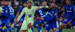 Súboj obrancov uprostred: zľava Ronald Araujo (Barcelona) a Diego Rico (Getafe) počas zápasu Getafe CF vs. FC Barcelona v 20. kole španielskej La Ligy 2024/2025