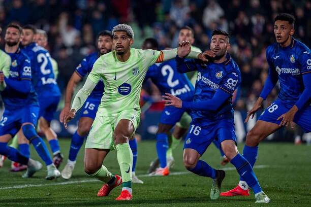 Súboj obrancov uprostred: zľava Ronald Araujo (Barcelona) a&nbsp;Diego Rico (Getafe) počas zápasu Getafe CF vs. FC Barcelona v&nbsp;20. kole španielskej La Ligy 2024/2025
