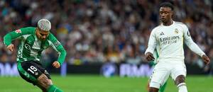 Real Madrid vs. Betis. Na fotke Cucho Hernández (Betis) a Eduardo Camavinga (Real Madrid).
