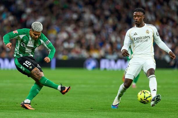 Real Madrid vs. Betis. Na fotke Cucho Hernández (Betis) a&nbsp;Eduardo Camavinga (Real Madrid).