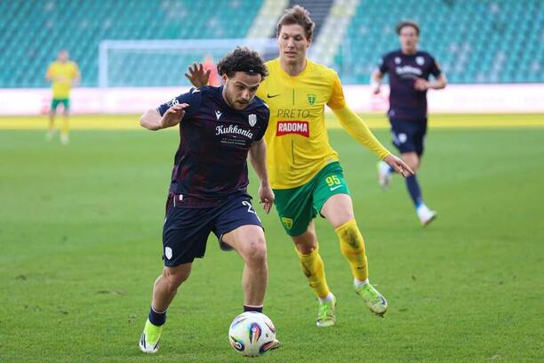 Žilina vs. Dunajská Streda. Na fotke Tsotne Kapanadze (DAC) a Marko Roginič (Žilina).