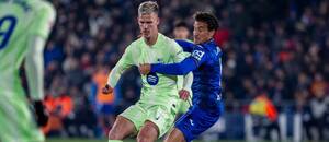V súboji o loptu záložníci Dani Olmo (Barcelona) a vpravo Luis Milla (Getafe) počas zápasu Getafe CF vs. FC Barcelona v 20. kole španielskej La Ligy v sezóne 2024/2025