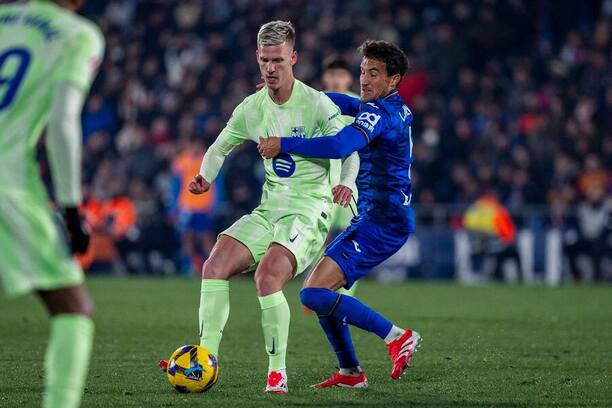 V súboji o&nbsp;loptu záložníci Dani Olmo (Barcelona) a&nbsp;vpravo Luis Milla (Getafe) počas zápasu Getafe CF vs. FC Barcelona v&nbsp;20. kole španielskej La Ligy v&nbsp;sezóne 2024/2025