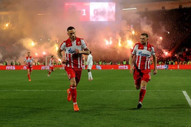 Crvena zvezda vs. Partizan. Na fotke Marko Arnautovic (CZ Belehrad) oslavuje so&nbsp;spoluhráčom gól.