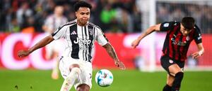 Záložník Juventusu Weston McKennie, v pozadí jeden z hráčov Milána v zápase Juventus FC vs. AC Miláno v rámci 6. kola talianskej Serie A