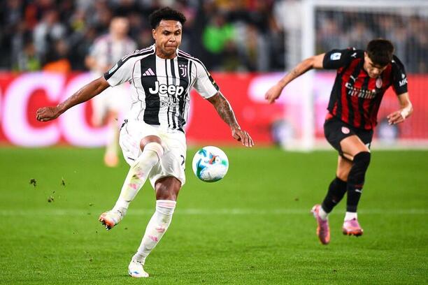 Záložník Juventusu Weston McKennie, v&nbsp;pozadí jeden z&nbsp;hráčov Milána v&nbsp;zápase Juventus FC vs. AC Miláno v&nbsp;rámci 6.&nbsp;kola talianskej Serie A