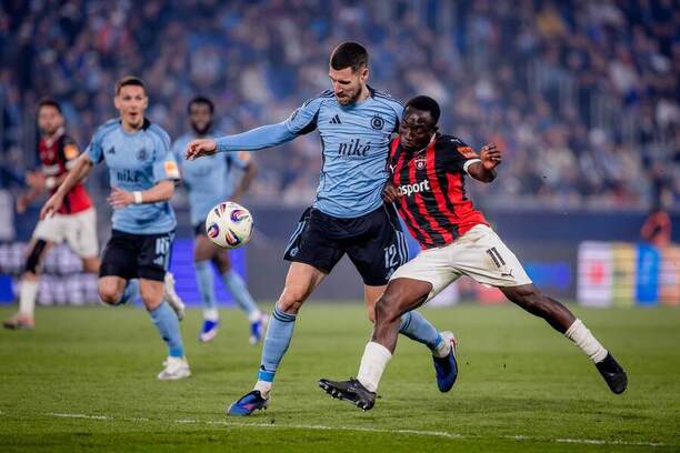 Slovan vs. Trnava. Na fotke Kenan Bajrić (Slovan) a Philip Azango (Trnava) v súboji o loptu.