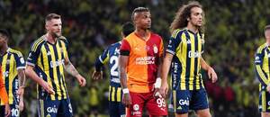 Fenerbahce vs. Galatasaray. Na fotke Škriniar, Guendouzi (Fenerbahce) a medzi nimi Lemina (Galatasaray).