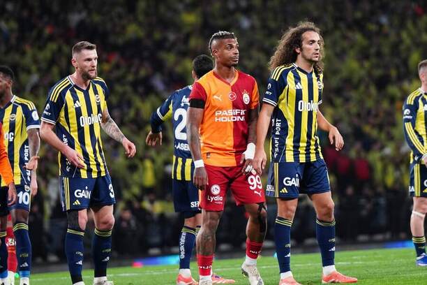 Fenerbahce vs. Galatasaray. Na fotke Škriniar, Guendouzi (Fenerbahce) a&nbsp;medzi nimi Lemina (Galatasaray).