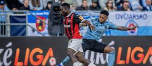 Slovan vs. Trnava. Na fotke Cesar Blackman (Slovan) a Philip Azango (Trnava).