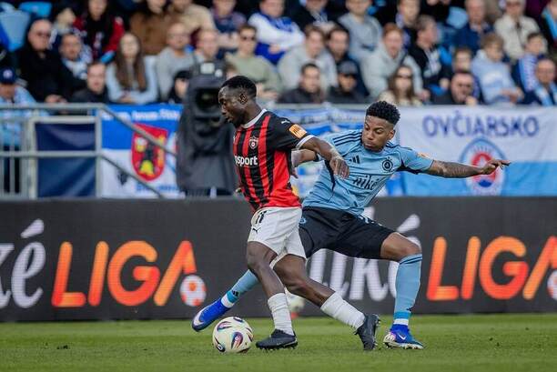 Slovan vs. Trnava. Na fotke Cesar Blackman (Slovan) a Philip Azango (Trnava).