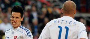 Marek Hamšík (vľavo) a Róbert Vittek počas zápasu Slovensko vs. Taliansko na MS vo futbale 2010