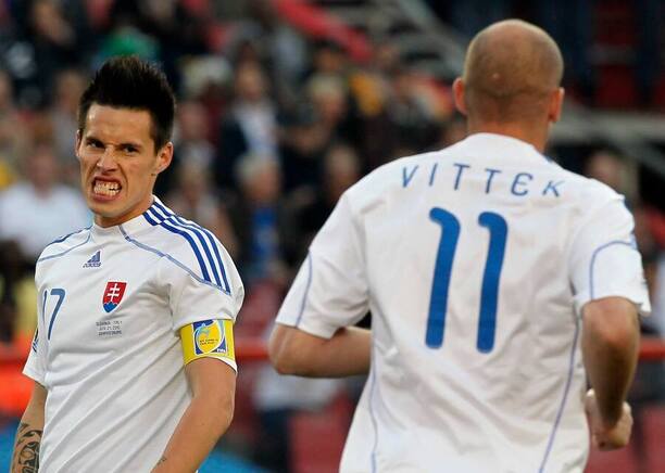 Marek Hamšík (vľavo) a Róbert Vittek počas zápasu Slovensko vs. Taliansko na MS vo futbale 2010