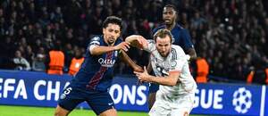 PSG vs. Bayern. Na fotke Marquinhos (PSG) v súboji s Harrym Kanom (Bayern).