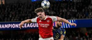V popredí švédsky útočník Arsenalu Viktor Gyökeres a obranca Atlética Dávid Hancko počas zápasu Arsenal FC vs. Atlético de Madrid v októbrovom 3. kole ligovej fázy Ligy majstrov 2025/2026