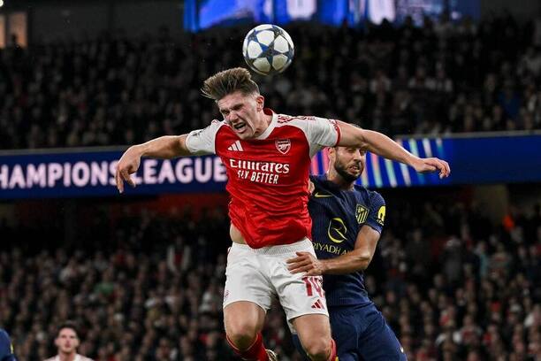 V popredí švédsky útočník Arsenalu Viktor Gyökeres a obranca Atlética Dávid Hancko počas zápasu Arsenal FC vs. Atlético de Madrid v októbrovom 3. kole ligovej fázy Ligy majstrov 2025/2026