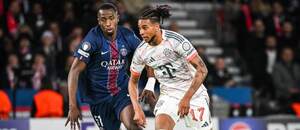 PSG vs. Bayern. Na fotke Michael Olise (Bayern) a Willian Pacho (PSG).