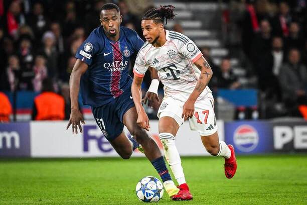 PSG vs. Bayern. Na fotke Michael Olise (Bayern) a Willian Pacho (PSG).