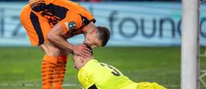 Obranca Valeriy Bondar a brankár Dmytro Riznyk (obaja Šachtar) počas štvrťfinálového zápasu Šachtar Doneck vs. AZ Alkmaar Konferenčnej ligy UEFA 2025/2026 na štadióne Synerise Arena v Krakówe