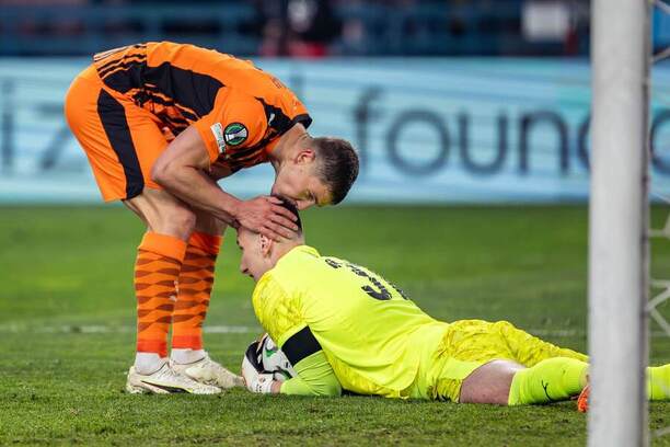 Obranca Valeriy Bondar a brankár Dmytro Riznyk (obaja Šachtar) počas štvrťfinálového zápasu Šachtar Doneck vs. AZ Alkmaar Konferenčnej ligy UEFA 2025/2026 na štadióne Synerise Arena v Krakówe