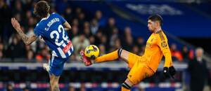 Zľava obranca Espanyolu Carlos Romero a záložník Realu Federico Valverde počas zápasu RCD Espanyol Barcelona vs. Real Madrid CF v 22. kole La Ligy 2024/2025