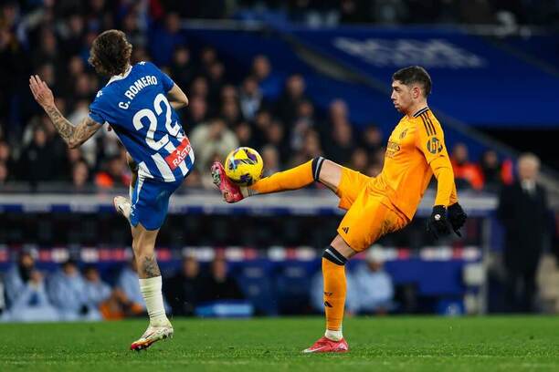 Zľava obranca Espanyolu Carlos Romero a&nbsp;záložník Realu Federico Valverde počas zápasu RCD Espanyol Barcelona vs. Real Madrid CF v&nbsp;22. kole La Ligy 2024/2025