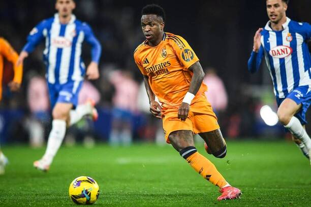 V popredí krídelník Realu Vinicius Júnior počas zápasu RCD Espanyol Barcelona vs. Real Madrid CF v&nbsp;22. kole španielskej La Ligy 2024/2025