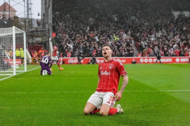 Neco Williams v drese Nottinghamu proti Aston Ville