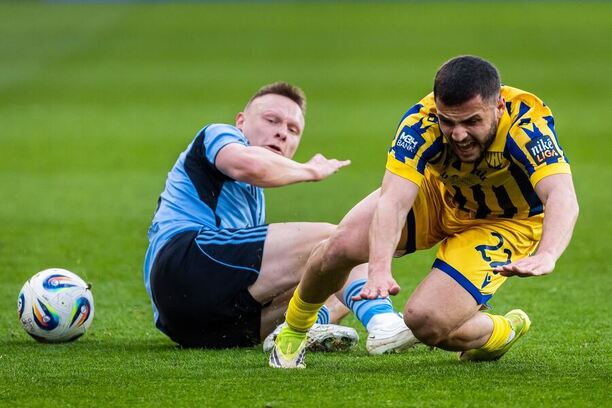 Zľava krídelník Slovana Nino Marcelli a obranca DAC Tsotne Kapanadze počas zápasu ŠK Slovan Bratislava vs. FC DAC 1904 Dunajská Streda vo 4. kole skupiny o titul v Niké lige 2025/2026