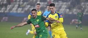 Žilina vs. Košice. Na fotke Kristián Bari (Žilina) a Leonardo Lukačević (Košice).